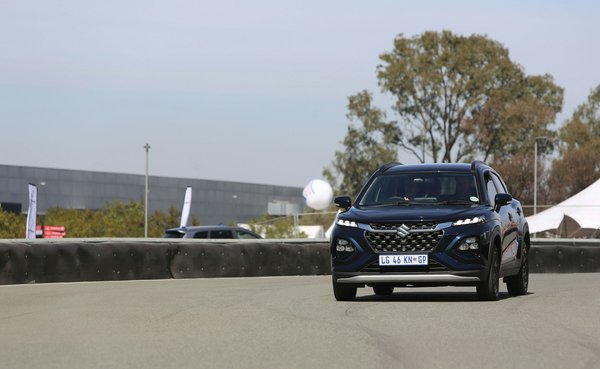 Quel est le meilleur système de retenue pour le transport sécurisé d'équipements lourds en pick-up?